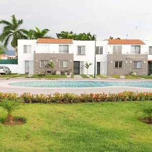  Holiday home Modern Pool Side, 3 Bdrm House With Parking